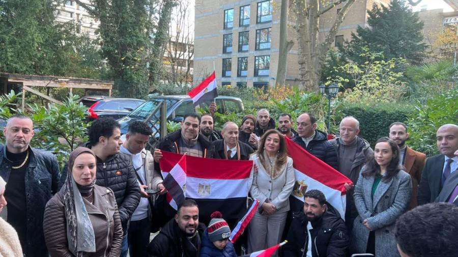 أعضاء الجالية المصرية على القنصلية المصرية في هامبورج