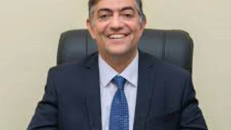 الدكتور هشام عبدالعزيز