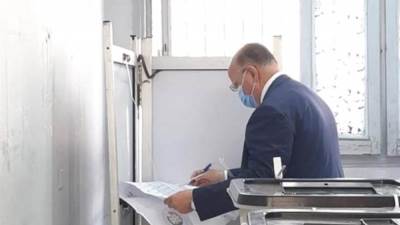 محافظ القاهرة يدلي بصوته بمصر الجديدة.. ويتفقد سير العملية الانتخابية 