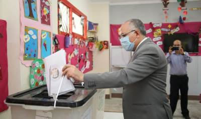 وزير الري يدلى بصوته.. ويدعوا المواطنين للمشاركة فى الانتخابات البرلمانية 