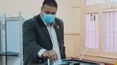 النائب محمد إسماعيل يدلي بصوته في الجولة الأولى من الإعادة