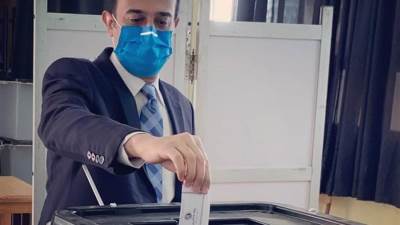 طارق الخولى  يدلي بصوته في جولة الإعادة للمرحلة الثانية من انتخابات النواب