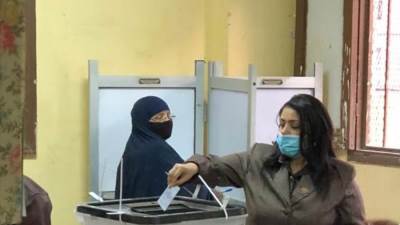 النائبة مرثا محروس تدلي بصوتها في اليوم الأول من إعادة المرحلة الثانية لانتخابات النواب