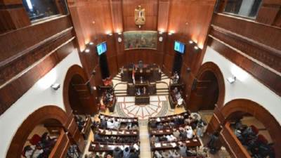 أعضاء الشيوخ يشيدون بتوفير لقاح كورونا مجانًا .. " الرئيس السيسي أغلق باب المتاجرة بصحة المصريين"