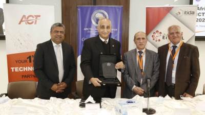  النائب حسانين توفيق يتسلم رسميا جائرة شخصية العام الإفريقية للريادة بتكنولوجيا المعلومات