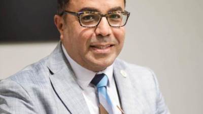 باسل عادل متحدثا في صالون المركز الثقافي القبطي حول "الأحزاب والانتخابات"