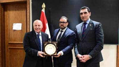 رئيس شباب النواب يكرم  أبو ريدة والتوأم حسن.. واتحاد الكرة يهديه تيشرت المنتخب الوطني 